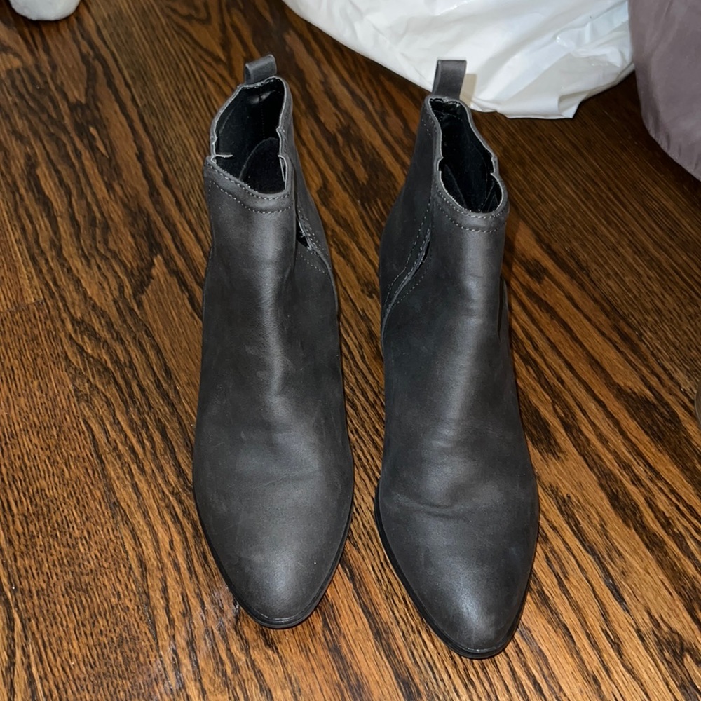 Express short heeled ankle bootie size 9